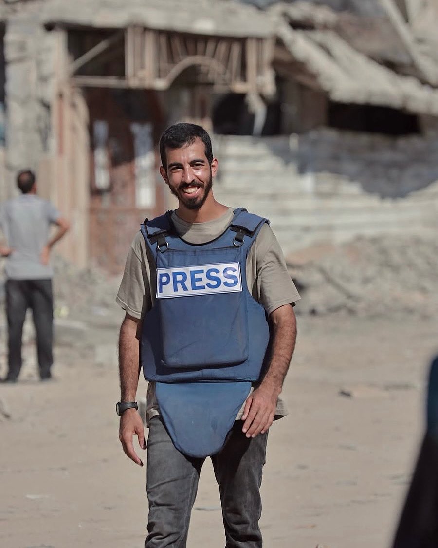 Katil İsrail bir gazeteciyi daha şehit etti! 

Filistinli gazeteci ve içerik üreticisi Salih el-Cefaravi, Gazze’de İsrail destekli çeteler tarafından şehit edildi.

📷 735 gün boyunca defalarca tehdit edilip hedef gösterilmesine rağmen soykırımı, direnişi ve umudu işgal altındaki