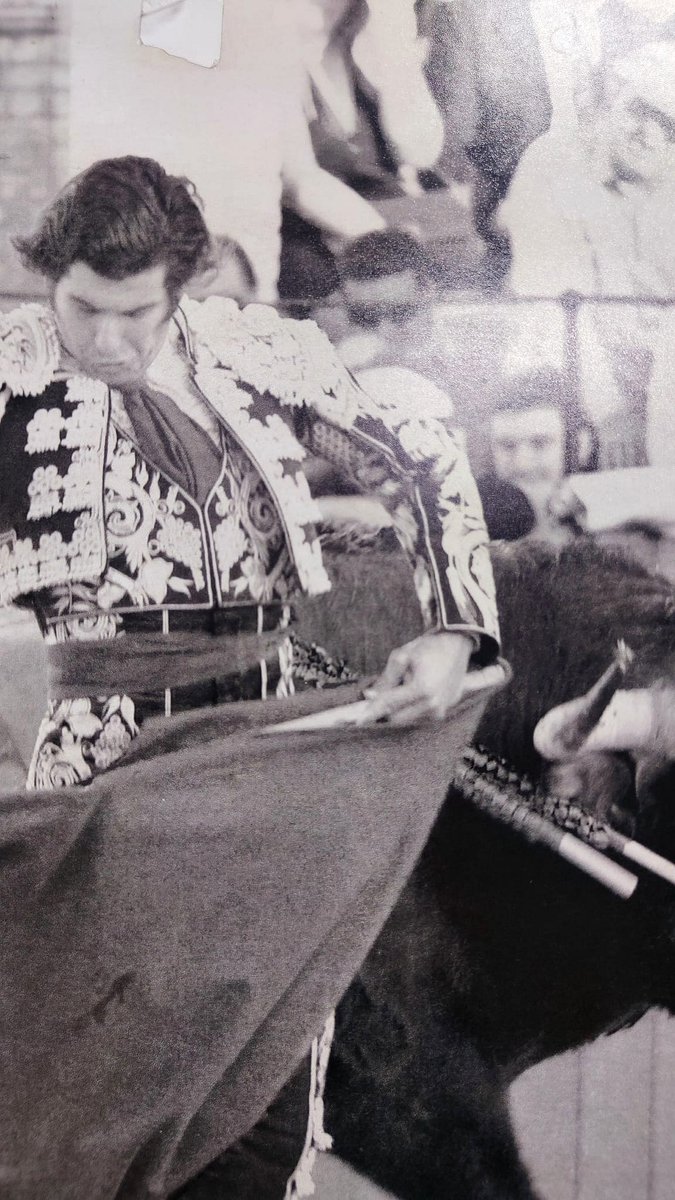 jrdemoyac's tweet photo. "La diferencia entre el loco y el genio es que el genio sabe que está loco"
Así lo dejé escrito hace unos días en Casa Moreno inspirado al contemplar la foto. Hoy se retira un genio, un torero de época que ha levantado siempre pasiones en el orbe taurino.Descanse, maestro Morante https://t.co/cNMvNCz66R