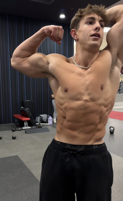 AlphaMusclewor's tweet image. Alex knows he’s a king