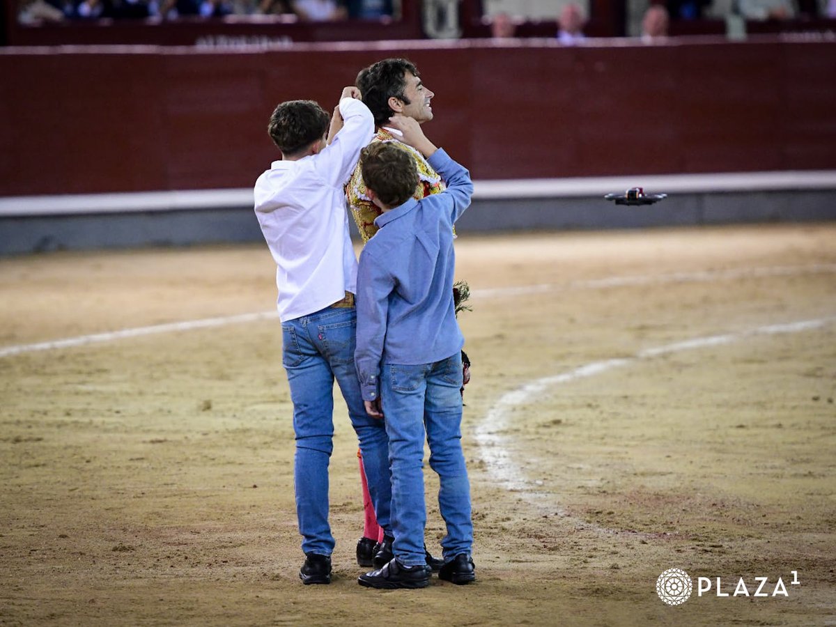 📸 | El adiós de un torero de Madrid. El adiós de ❤️𝗙𝗘𝗥𝗡𝗔𝗡𝗗𝗢 𝗥𝗢𝗕𝗟𝗘𝗡̃𝗢.