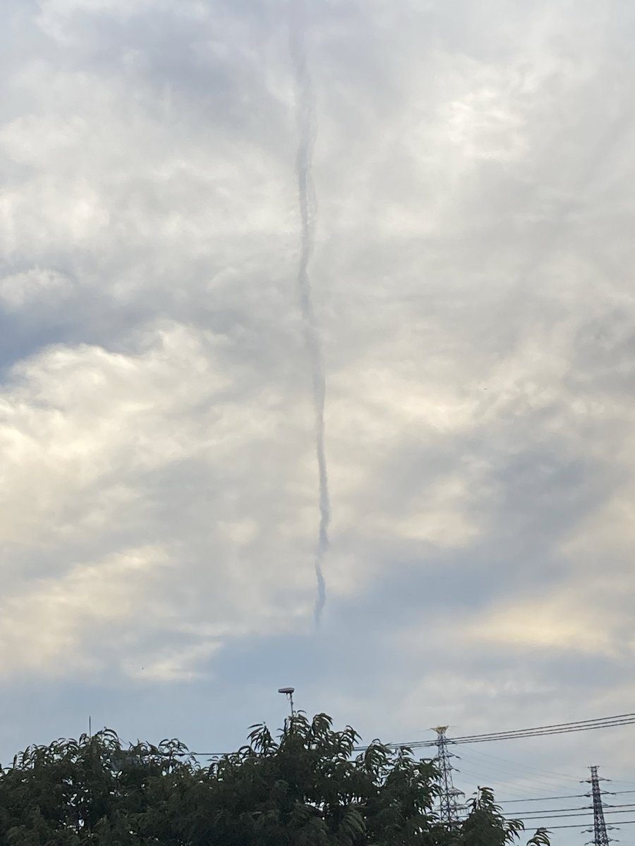 na10969na's tweet photo. この雲飛行機✈️じゃないよね！
もしかして地震雲？？？？ https://t.co/SEQnmdSPZR