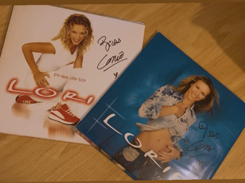 Punaise j’ai eu mes vinyles dédicacés par <a href="/LoriePester/">Lorie Pester</a> 

Mon rêve d’enfant est presque réalisé, maintenant j’espère ma photo avec elle vendredi et qu’elle puisse me signer mon CD de Baby Boum 🤞🏽✨