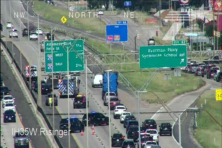 krldtraffic's tweet photo. #Everman into #FortWorth: NB IH-35W @ Everman Pkwy/Sycamore School Rd., a wreck takes the 2 left lanes - backups from FM1187 Rendon/Crowley @KRLD #KRLDTraffic #1080KRLD #trafficalert @TxDOTFortWorth #FWPD #Waze https://t.co/OOSIFwj25Q