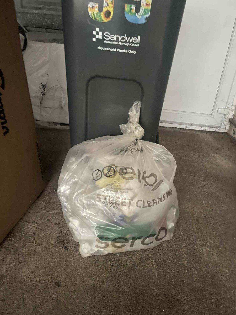 Litterwatch1's tweet image. Our glamourpuss Tina was out litter picking in Great Barr today.
Good news: the streets weren't too bad, and no strange findings.
Our amazing volunteers truly are something else. We are so proud. 
#LitterPick #GreatBarr #VolunteerPower #Community #sandwell #volunteer