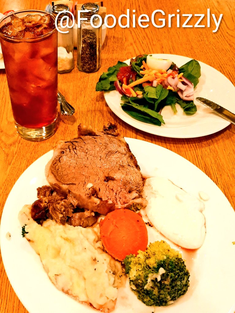 FoodieGrizzly's tweet photo. #PrimeRib Sunday Brunch Buffet
Inn of the Hills
 Hotel &amp; Conference Center ##Restaurant
#YummyliciousChef🐻 #Foodie #Travel #GoodEating https://t.co/NuNAxipU5m