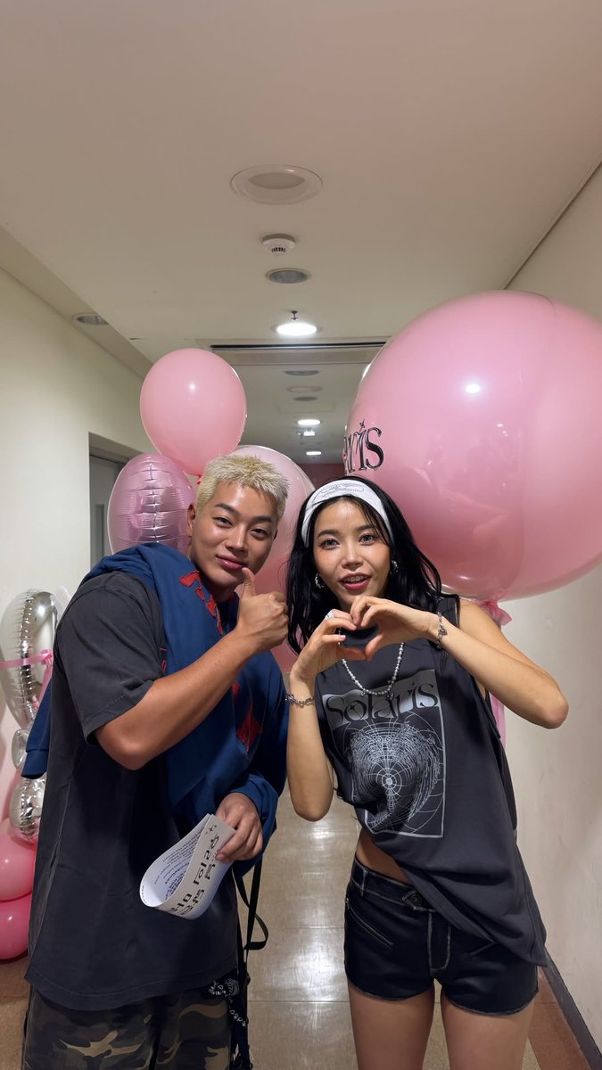 DragonKazoo77's tweet image. 251012 Solar backstage with her friends (hairstylist, dancer, reel creator, ...) at the Seoul Solaris concert

cr. jaehee_ted, big_shine___, ggossng, curvemodelnicki_
#Solaris #SOLAR #솔라 #頌樂 #MAMAMOO #마마무