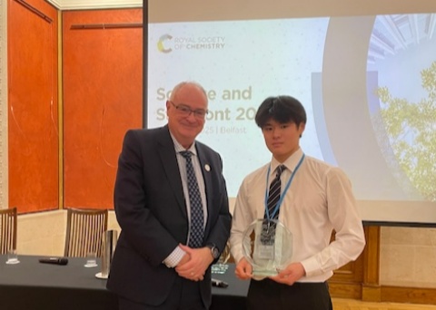 WallaceHigh's tweet image. Year 14 pupil Joshua recently attended an award ceremony to receive his Young Kelvin prize.

Joshua, an Arkwright Scholar, received a trophy for his video presentation on Lord Kelvin and a £500 prize. Well done!

#WHSProud #Excellence #SuperCurricular #Opportunity #WHSPhysics