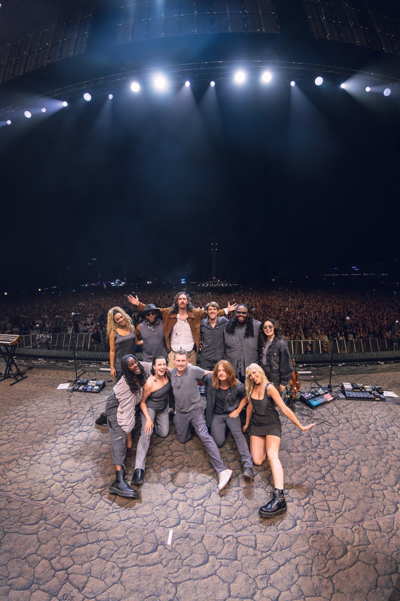 Hozier's tweet image. Weekend 2. Thank you, @aclfestival 🖤 

📷 @katemphotog