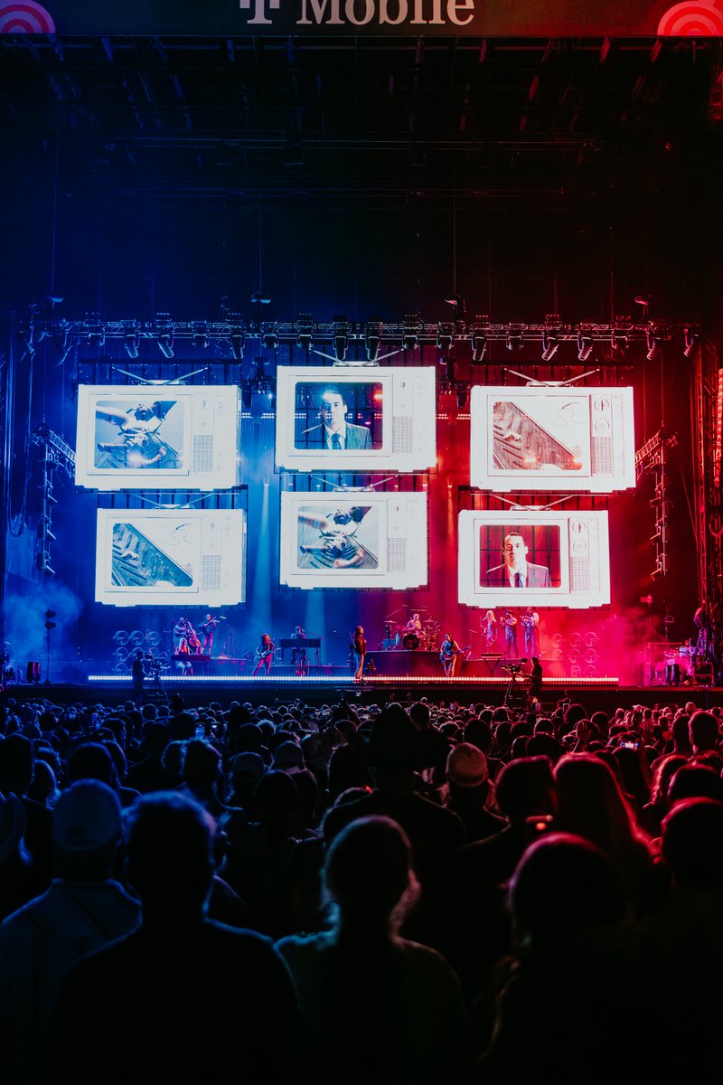 Hozier's tweet image. Weekend 2. Thank you, @aclfestival 🖤 

📷 @katemphotog