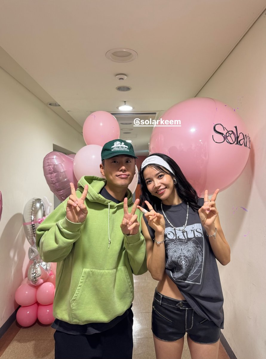 DragonKazoo77's tweet image. 251012 Solar backstage with her friends (hairstylist, dancer, reel creator, ...) at the Seoul Solaris concert

cr. jaehee_ted, big_shine___, ggossng, curvemodelnicki_
#Solaris #SOLAR #솔라 #頌樂 #MAMAMOO #마마무