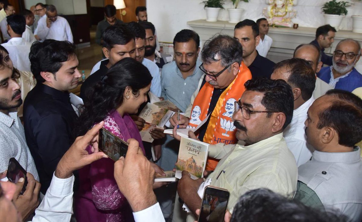 पुस्तक, लेखक और संघर्ष : सतीश पूनिया की आत्मकथा का अप्रकाशित पक्ष

“अग्निपथ नहीं जनपथ” किसी दस्तावेज़ की तरह नहीं, किसी आत्मा के संक्षिप्त जीवनवृत्त की तरह खुलती है; जैसे कोई अपने ही अतीत को सूखे पत्तों में ढूँढ़ता हो।

इसमें पृष्ठ दर पृष्ठ सिर्फ़ घटनाएँ नहीं हैं। यह राजस्थान