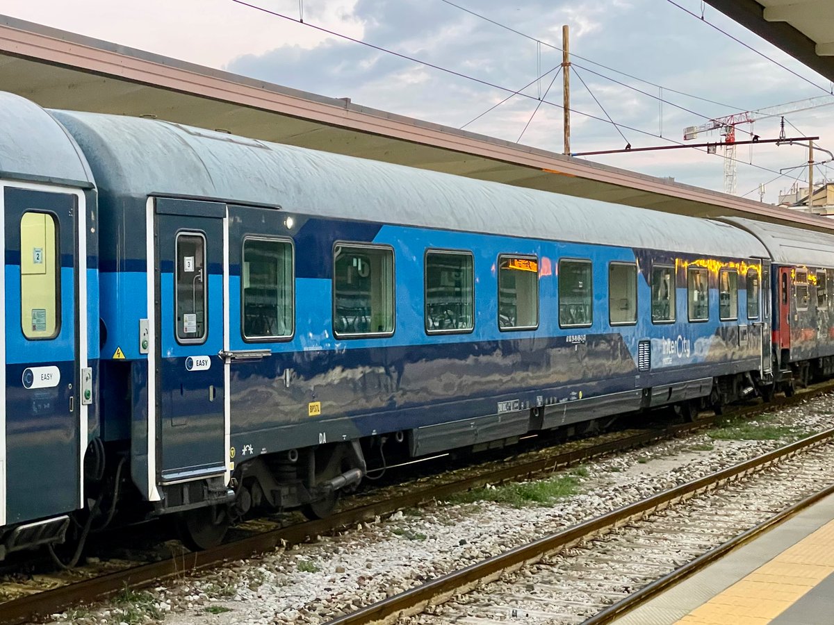 AndreasWiede's tweet photo. Tonight’s #Trenitalia 🇮🇹 #InterCityNotte from #Trieste is hauled, top’n’tail, by Class E.402B locos. It includes ex-Z1 1st and 2nd class cars and an ex “Gran Confort” one, all rebuilt to 2+2 open plan seating. Plus a T3 (ex T2s) sleeper and two T4 couchettes (ex UIC-X 1st class). https://t.co/426YKN2n5S