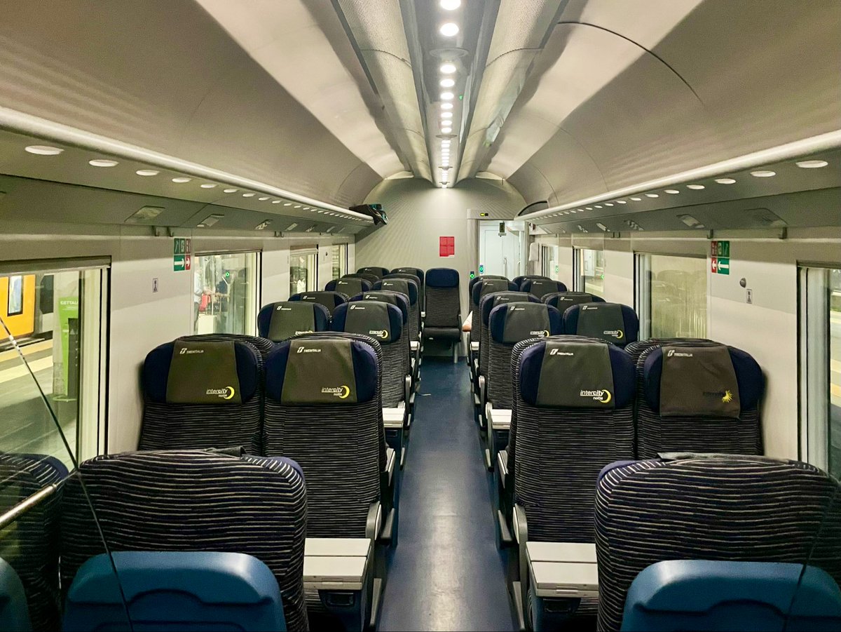 AndreasWiede's tweet photo. Tonight’s #Trenitalia 🇮🇹 #InterCityNotte from #Trieste is hauled, top’n’tail, by Class E.402B locos. It includes ex-Z1 1st and 2nd class cars and an ex “Gran Confort” one, all rebuilt to 2+2 open plan seating. Plus a T3 (ex T2s) sleeper and two T4 couchettes (ex UIC-X 1st class). https://t.co/426YKN2n5S
