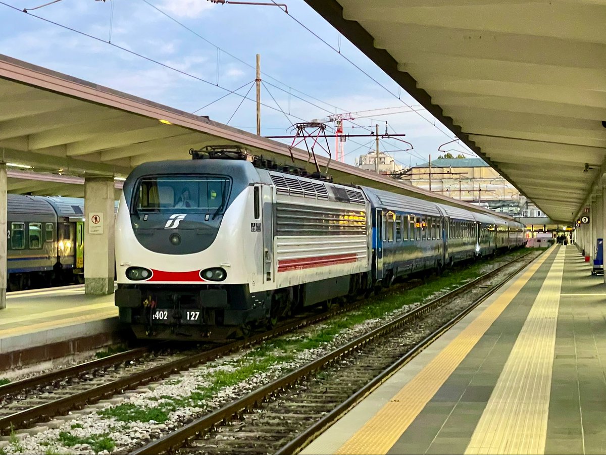 AndreasWiede's tweet photo. Tonight’s #Trenitalia 🇮🇹 #InterCityNotte from #Trieste is hauled, top’n’tail, by Class E.402B locos. It includes ex-Z1 1st and 2nd class cars and an ex “Gran Confort” one, all rebuilt to 2+2 open plan seating. Plus a T3 (ex T2s) sleeper and two T4 couchettes (ex UIC-X 1st class). https://t.co/426YKN2n5S