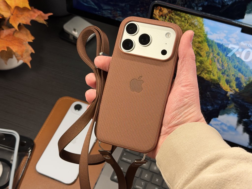 DylanMcD8's tweet photo. In Boston today and am using the Crossbody Strap… I have to admit, I get it now. It’s quite handy and useful. Plus, no worries about dropping my phone! https://t.co/DAoJCNPSc5