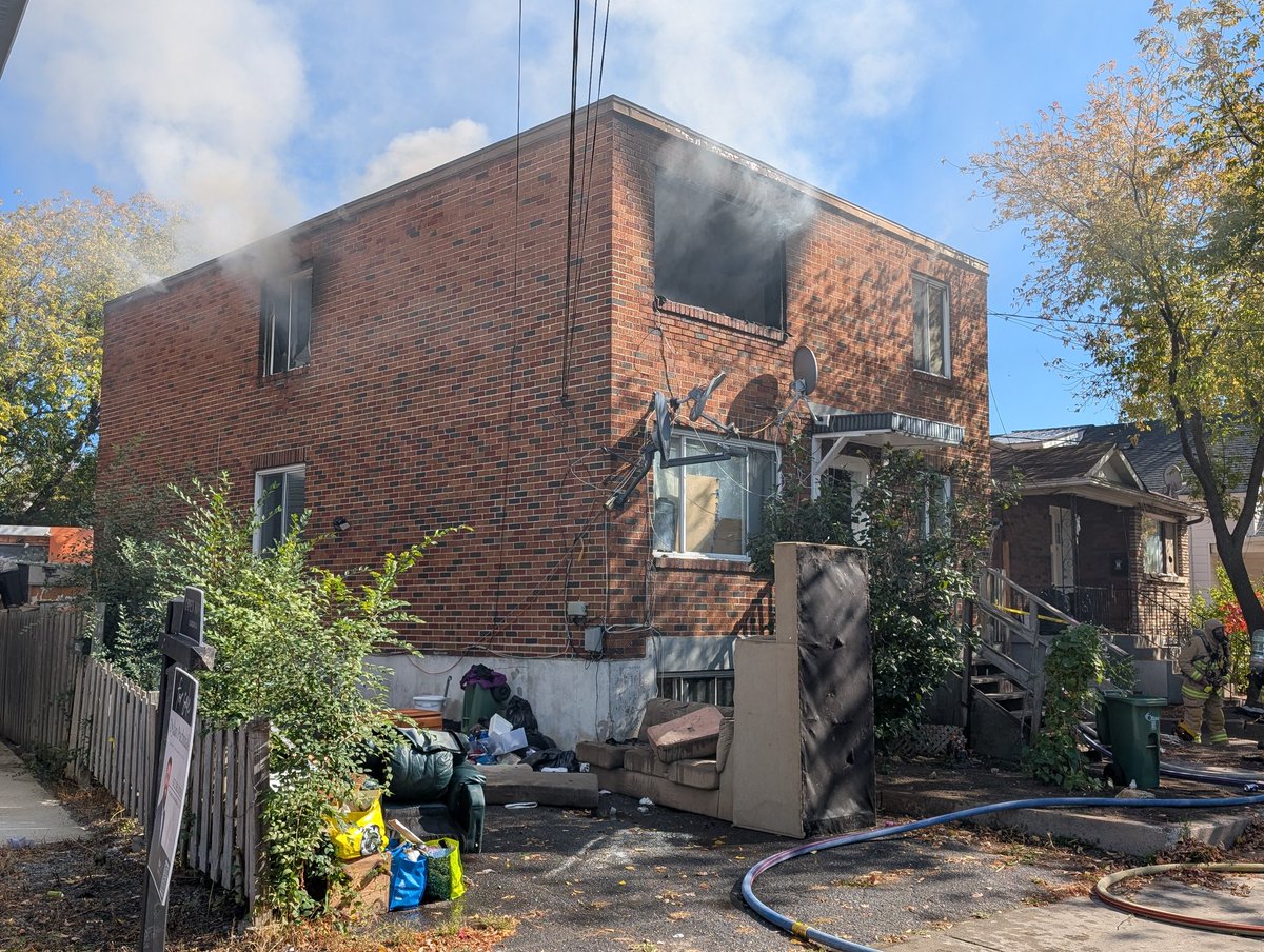 OFSFirePhoto's tweet photo. Ottawa Fire on the scene of a Working Fire in the 200 block of Granville Street between Montfort Street &amp; Montreal Road. Fire is in the top floor unit of a 3 unit 2-storey residential building. @OttFire #Ottawanews #Ottawa https://t.co/MReh3bsLqZ