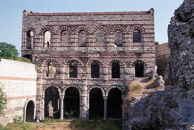 baetis77's tweet photo. Los arcos bicolor fueron un elemento común en la arquitectura de gran parte de un Mediterráneo bastante conectado. Carolingios, bizantinos, andalusíes… https://t.co/NrxMnJwaD9