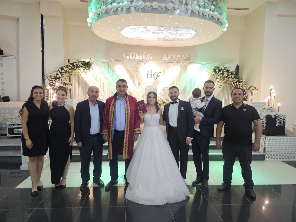 Gizem Tanır ve Fetih Topaloğlu çiftinin düğün törenlerine katılarak nikah akitlerini gerçekleştirdik. 

Çiftimize bir ömür boyu mutluluklar diliyorum.