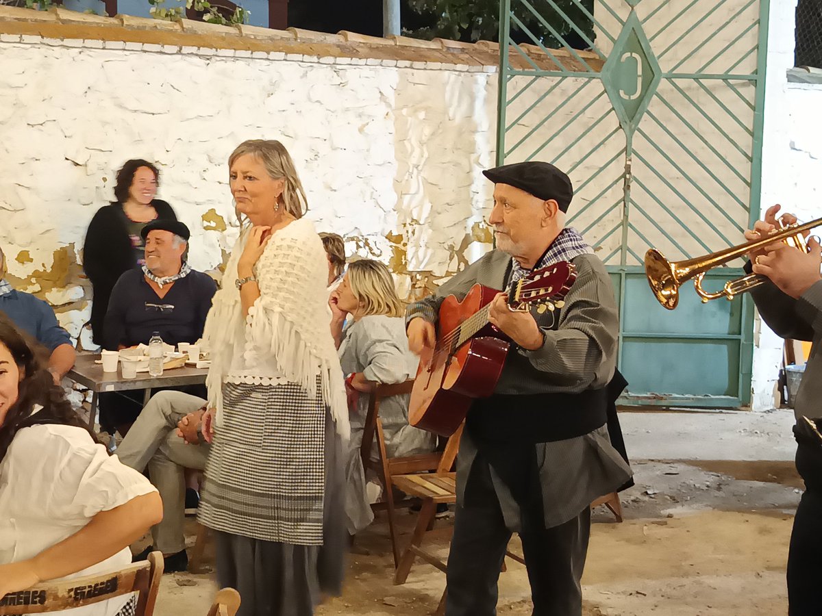 sofiaialex_vers's tweet photo. Al final de la nit algo va passar entre la Núria i Alex, de glossa, es clar. 

#sofiadelaribera #alexlocantador #rondallateixido #origins #tavernamariotxa #larapita https://t.co/VA8cTc52y2
