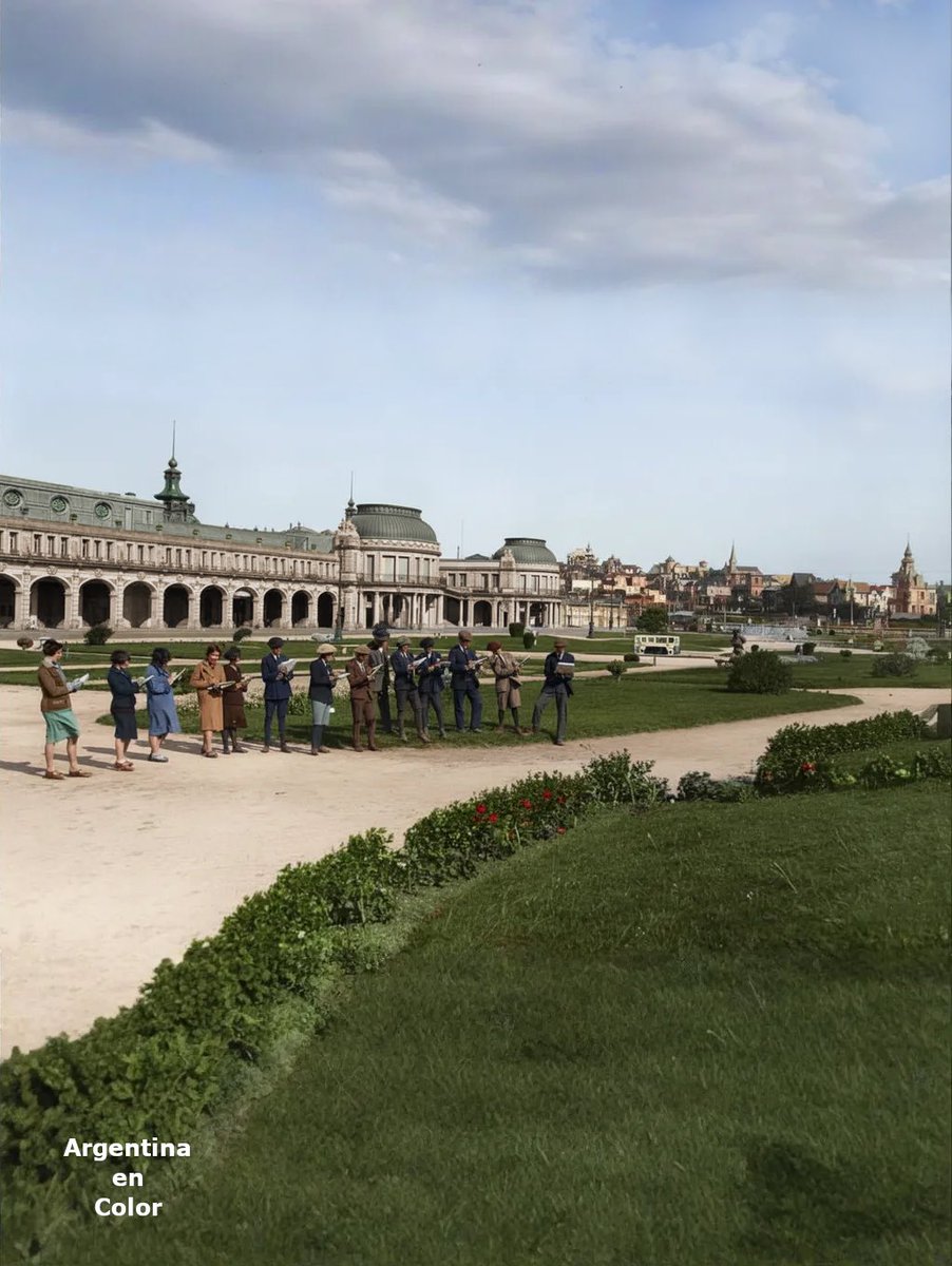 Argentinaacolor's tweet image. Grupo de jóvenes dibujando el Paseo General Paz en Mar del Plata. Foto c. 1925.