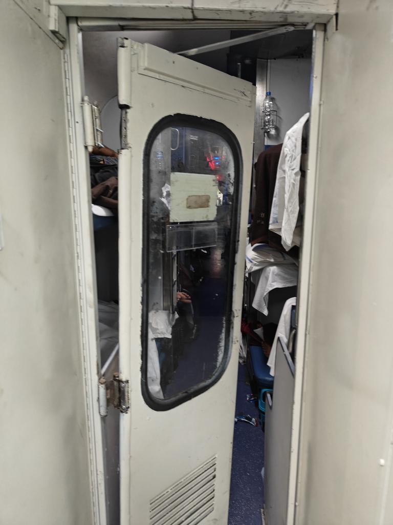 ayazkhan764's tweet photo. @RailMadad @RailwaySeva @RailMinIndia  12173 Udyog Nagari Exp has a very beautiful entrance gate It is very dangerous, it can fall at any time. I have small children with me. People face a lot of trouble while coming and going.
Coach No B1 Seat No 67 Pnr No 8924808826 https://t.co/4omTTXldcl