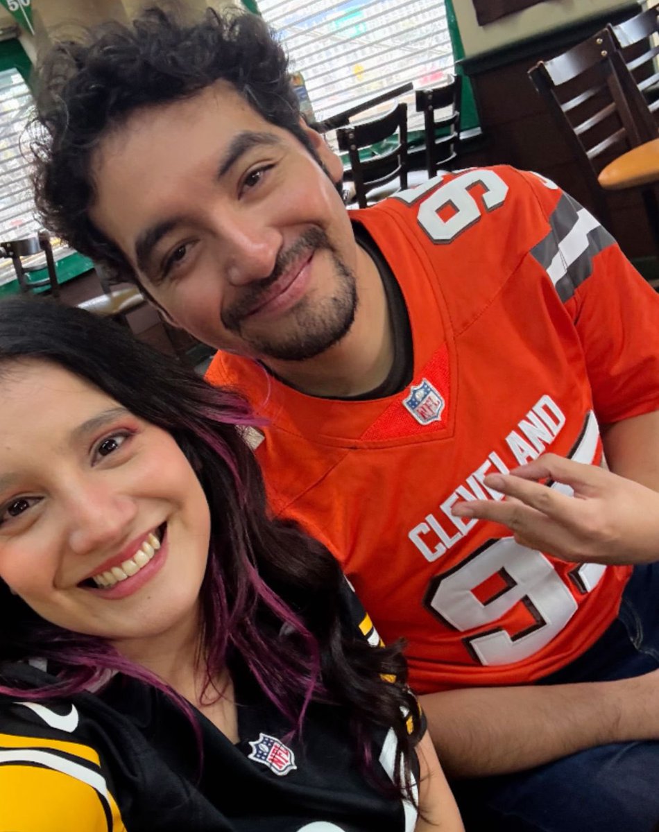 DarthLyon's tweet photo. #foximpactonfl @FOXImpactoNFL amor prohibido! Así se vive la pasión por la NFL en este Browns vs Steelers https://t.co/sih1kCrDlB