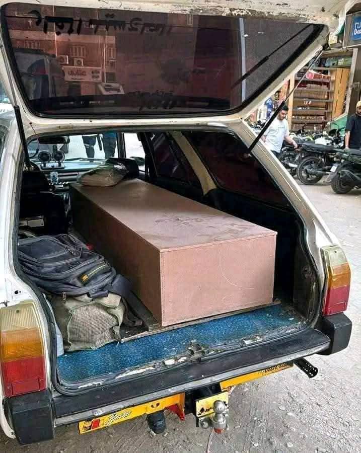 السفارة اليمنية في القاهرة تنقل جثمان الفنان القدير علي عنبه فوق سيارة متهالكة..
اللعنه على القنصلية اليمنية في القاهره عجزت عن توفير سيارات اسعاف لنقل الفنان اليمني الكبير علي عنبه إلى مطار القاهرة الدولى .
ياااااااااااااااسفاه عليكم يا أرذل مخلوقات الله في هذا الأرض.

ورحمة الل