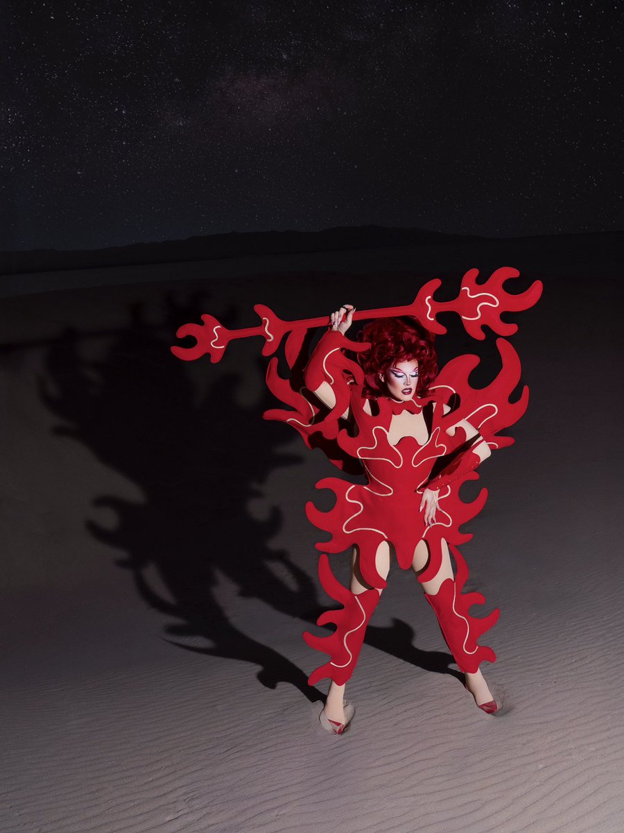 Custom DELAHERA para <a href="/laescandol/">La Escándalo</a> 🔥

Esta temática tenía bastante libertad a la hora de expresarnos, así que decidimos incendiar la alfombra roja creando este look en llamas🧨 Con detalles en dorado haciéndole un guiño a las catenarias de las alfombras rojas 💛

📸: Dèlia Nacente