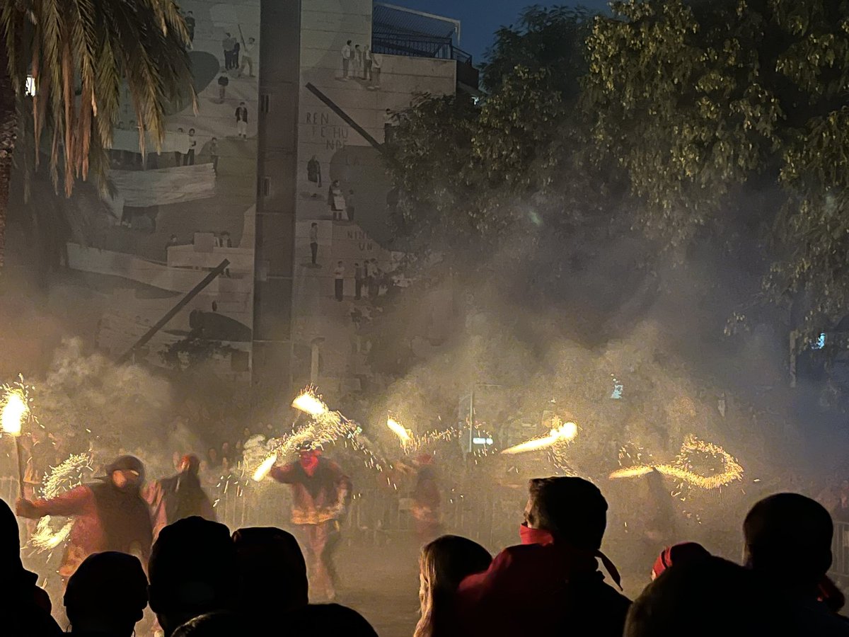 ajsantfeliu's tweet photo. Nit del Foc 
@DiablesLaSalut 

#festardorsf #santfeliu https://t.co/ifCW1UbtPY
