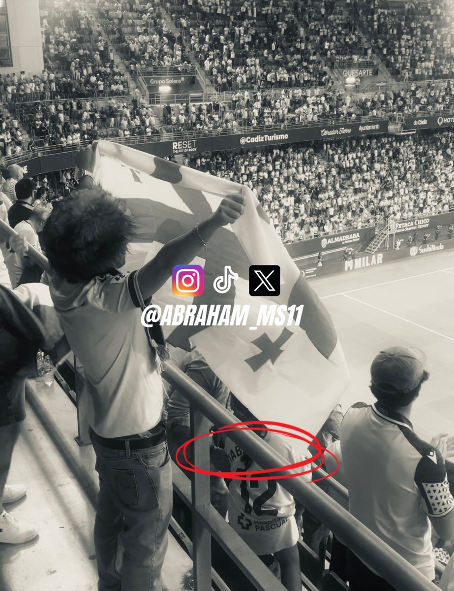 🇬🇪 | Cádiz muere por su georgiano.

El “fenómeno Tabatadze” ha llegado a tal punto que, en las gradas, ya se dejan ver símbolos típicos de Georgia, como su bandera o sus sombreros (papakhas).

No recuerdo un jugador que haya generado más expectación en la grada cadista.