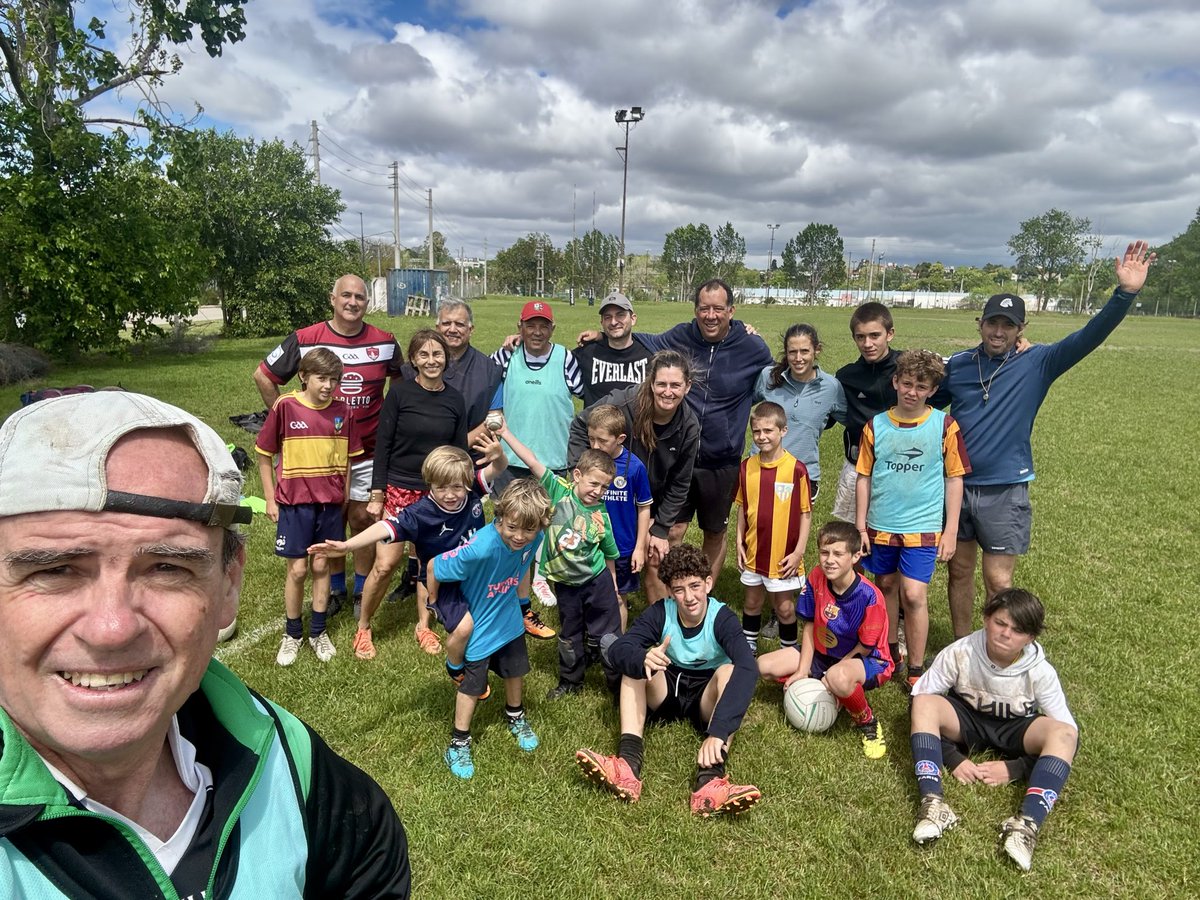 #fútbolgaélico 🏐☘️ Una típica mañana de domingo del verano irlandés 🇮🇪 en el Parque Gaélico de San Isidro, Buenos Aires 🇦🇷 Con garúas intermitentes 🌧️ un sol escondido entre las nubes 🌥️ y los chicos y no tan chicos jugando gaélico … 
Cuenca del Plata GAA
#unidosenelencuentro