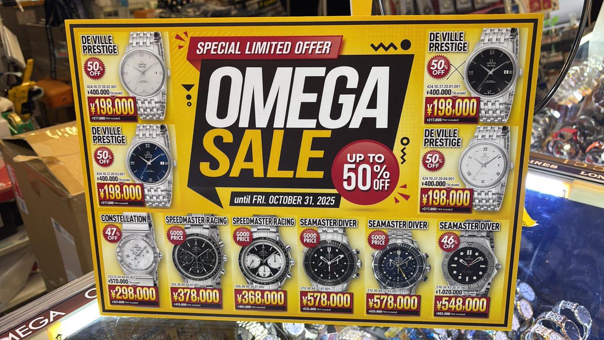 rroseselavy11's tweet photo. « Türkiye’de 500.000₺ civarı olan Omega Speedmaster Racing’i dünyada en ucuza ve 100.000₺’ye nereden alabilirim sorusuna cevap paylaşımımdır. » 

Aynı zamanda hemen baştan belirtmeliyim ki fotoğraftaki tüm saatler dünyanın her yerinden ucuz olduğu gibi Türkiye’nin en az yarı fiyatıdır.

Bir takipçimin çok sağ olsun benimle paylaştığı ve sonradan araştırdığım üzere Tokyo’daki tüm Mega Don Quijote mağazalarında sadece 31 Ekim’e kadar sürecek büyük bir Omega kampanyası yapılmış. Kampanya kapsamında incelediğim üzere birçoğu 2021’den 2023’e kadar olan yakın geçmiş ama geçmiş sezon ürünleri söz konusu olup ürünlerin tamamı sıfırdır.

Kampanyadaki ilgi çekici fiyatlardan bazılarını sizleri yormadan ele almak isterim ki bu fiyatlar dünyanın hemen her yerinde ikinci elden dahi ucuz fiyatlar olup Japonya’daki bayi fiyatlarının dahi çok altındadır:

-Omega De Ville Prestige serisinden 424.10.37.20.01.001 ref numaralı saat(sağ en üst); 205.900₺ Türkiye liste fiyatına sahipken şu an Tokyo’daki mağazada 54.000₺ fiyatındadır, dünyada anlık en ucuzdur ve ikinci el fiyatının bile altındadır.  

-Omega Speedmaster Racing serisinden 326.30.40.50.01.001 ref numaralı saat, Türkiye’de 253.500₺ liste fiyatına sahipken (Bu arada eklemek gerekir ki bu fiyat 2024 fiyatıdır, muhtemelen şu anda olsaydı 550.000₺ civarı bir etiket fiyatı olurdu, zira benzer ref. numaralılar şu anda böyledir) Tokyo’daki mağazada anlık olarak 101.000₺ fiyatındadır ve bu sıfır bir Speedmaster için dünyanın her yerinde inanılmaz bir fiyattır. Dostlar bu saat çıktığında ABD’de bile liste fiyatı 4.800 ABD doları yani 200.000₺ civarındaydı…

-Listedeki en güncel model Omega Seamaster Diver Nekton(sağ en alt) 210.30.42.20.01.002 ref. numaralı saat ise Türkiye’deki Omega mağazalarında 386.900₺ liste fiyatına sahipken şu anda Tokyo Mega Donki’lerde kısa süreliğine 150.000₺dir ki bu da inanılmaz bir fiyattır, zira saat anlık olarak Omega ABD butiklerinde dahi 7.500-8.000 ABD doları etiket fiyatına sahiptir. 

Gözlemlediğim kadarıyla bazı modeller(Speedmaster Racing ve bazı Seamaster Diver’lar) artık bu referans numarası ve tasarımla üretilmeyen modeller olmaklar birlikte bazıları günceldir fakat 2022-2023 üretimleridir. Muhtemelen Donki bunları daha önce alıp stok eritemediği için dünya üzerinde benzersiz fiyatlarla agresif fiyatlandırırken diğer yandan güncel pek rağbet görmeyen Seamaster Nekton, De Ville gibi modellerde de rağbeti artırmak yahut üründen tamamen çıkmak amacıyla böyle bir yol izlemiştir, zira bu fiyatlar önceden böyle değildi ve şu an asla kaçırılmayacak cinstendir…

Naçizane paylaşayım ve önereyim istedim, tekrar uyarmak isterim ki fiyatlar 31 Ekim’e kadar geçerlidir, sevgilerimle.