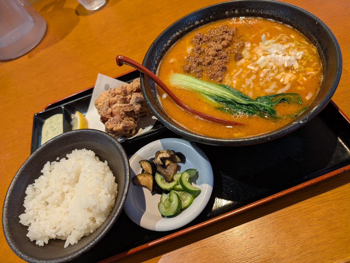 仕事ランチで牡丹荘稲里店さんへ🚗
あんかけ焼きそばと迷ったけど看板メニューの担々麺辛口を唐揚げセットでオーダー🍜
麺がもちプリでウメー♥唐揚げの味付けも濃すぎず程よくカラっと揚がって旨い
また行きます