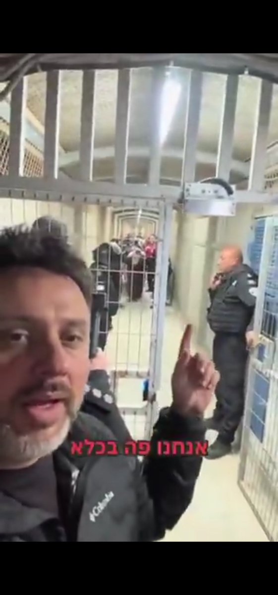 isabellefr99's tweet image. Les autorités pénitentiaires  sionistes ont autorisé un journaliste israélien à filmer le traitement humiliant infligé aux détenus palestiniens lors des préparatifs de leur libération demain