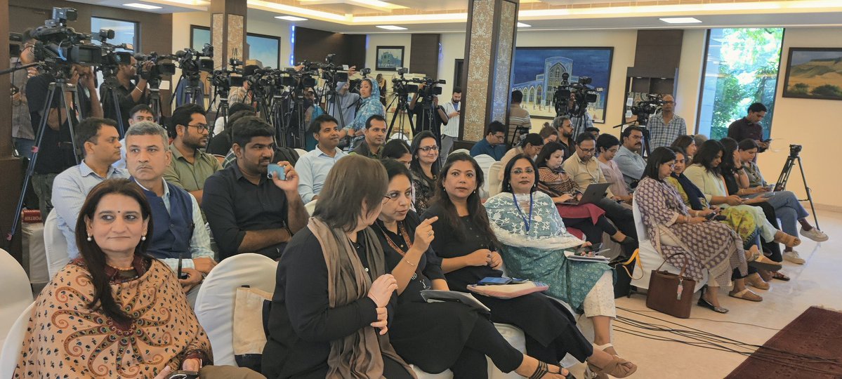 Pak_AfgAffairs's tweet image. 🔺After the outcry from India's civil society, Amir Muttaqi invited female journalists to his press conference this time. But wouldn't it have been better if they had boycotted it in solidarity with Afghan girls who are being denied education by the Taliban government?
