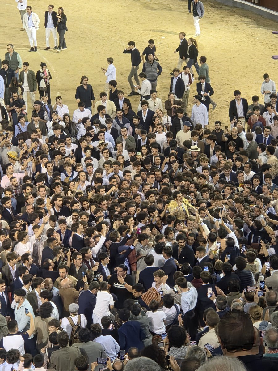 ftorodelidia's tweet photo. Mientras los héroes han desaparecido de la sociedad, el torero es la última figura del héroe que nos queda en nuestra civilización.

📸 @leti_ortiz https://t.co/U6ByDJ9E4E