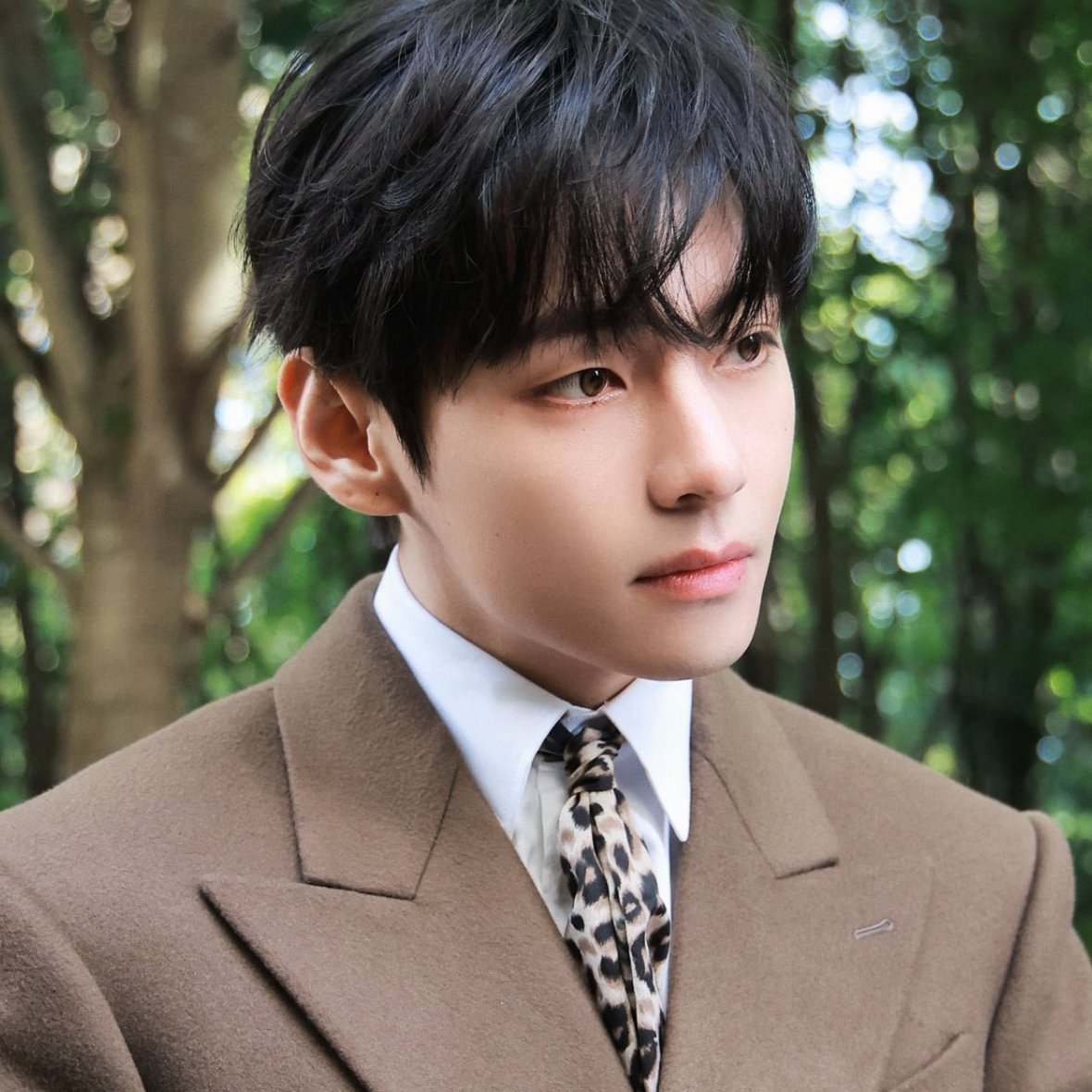 SeriesBrasil's tweet image. REI! Taehyung foi o ídolo de k-pop com o maior valor de mídia conquistada (EMV) durante a Semana de Moda de Paris, segundo a Lefty.
