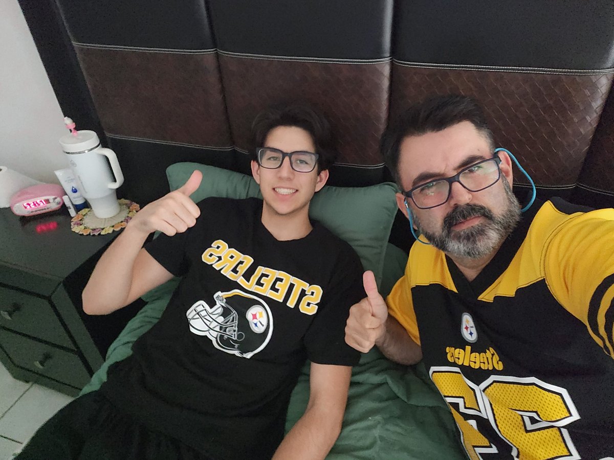 Dillo1977's tweet photo. Aqui apoyando a nuestros #steelers #foximpactonfl https://t.co/JAONncCj9P