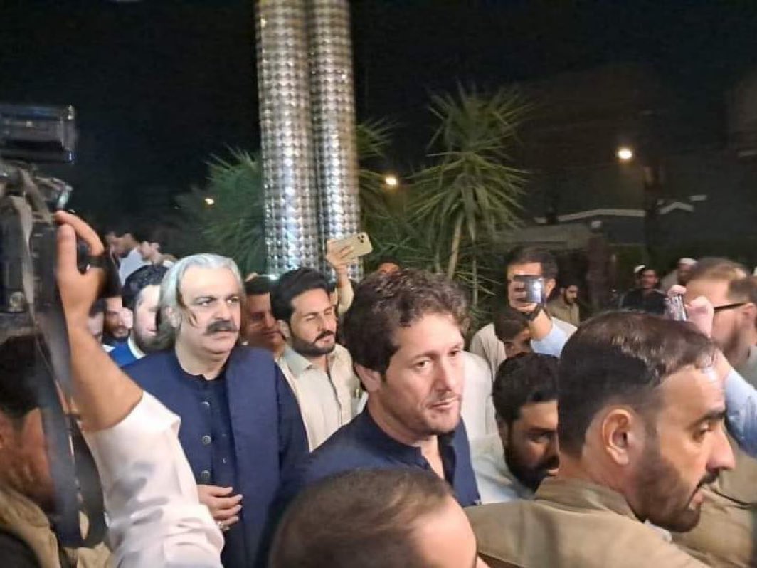 naveedghumman68's tweet image. علی امین گنڈاپور پشاور پہنچ گئے
#BreakingNews #PTI #Peshawar #KhyberPakhtunkhwa #KPAssembly #KpUpdates