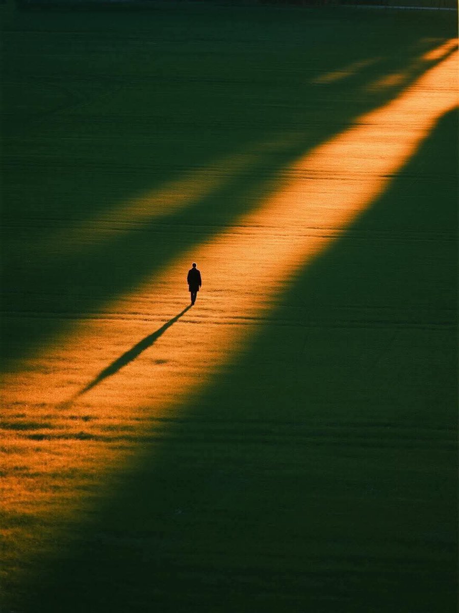 أرغبُ في المَشيِ طويلاً..
في شوارعَ وأماكنَ.. لا تَعرفُنِي ولا أَعرفُهَا.