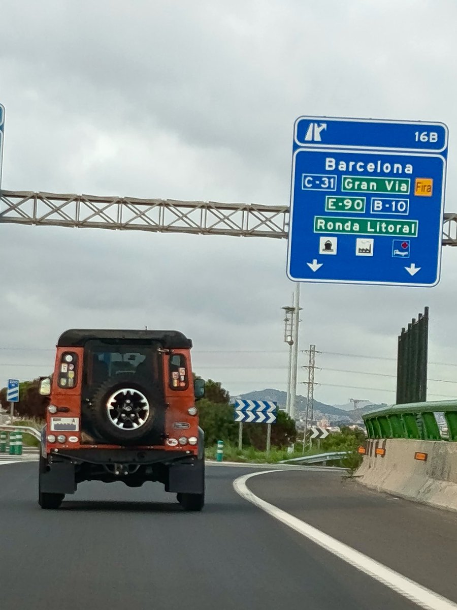m4rtinsgarage's tweet image. Por cierto, ¿cuántas veces se encuentra uno un #Defender con matrícula de #Dubái en #Barcelona?