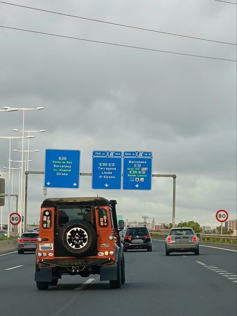 m4rtinsgarage's tweet image. Por cierto, ¿cuántas veces se encuentra uno un #Defender con matrícula de #Dubái en #Barcelona?
