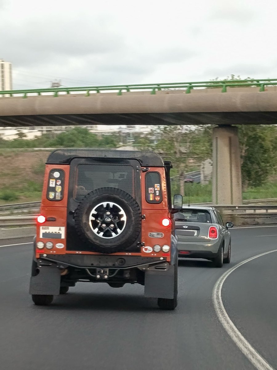 m4rtinsgarage's tweet image. Por cierto, ¿cuántas veces se encuentra uno un #Defender con matrícula de #Dubái en #Barcelona?