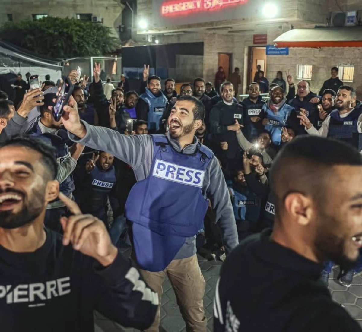 "وَلَا تَحْسَبَنَّ الَّذِينَ قُتِلُوا فِي سَبِيلِ اللَّهِ أَمْوَاتًا بَلْ أَحْيَاءٌ عِنْدَ رَبِّهِمْ يُرْزَقُونَ"

#صالح_الجعفراوي_شهيدا