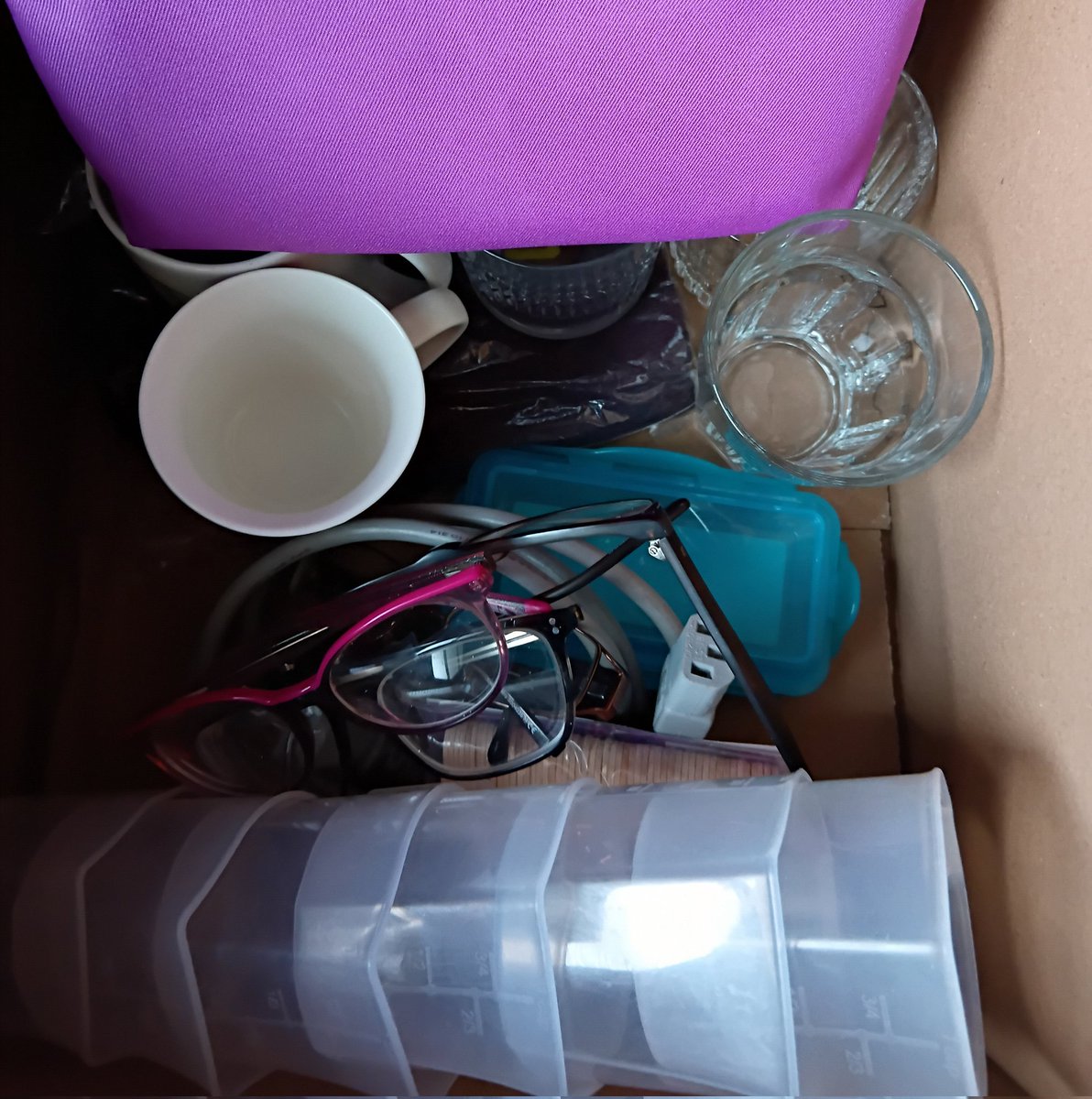KiwiBiohacker's tweet image. October 13: Today's ##minimalistgame is a motley assortment of measuring cups, mugs, glasses, and bags.
None of it is needed, and none of it will be missed.
#declutter #simplify
