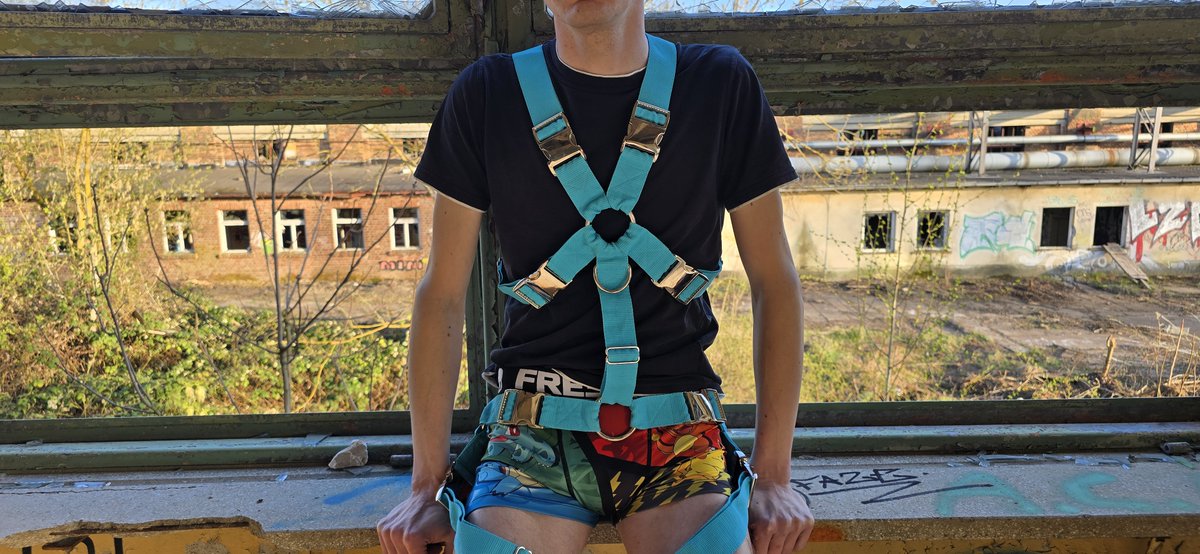 Im Lostplaces mit mein Fursuit Harness und Pokemon Freegun.  #PSD #Harness #Lostplaces #FursuitHarness #Pokemon #Freegun