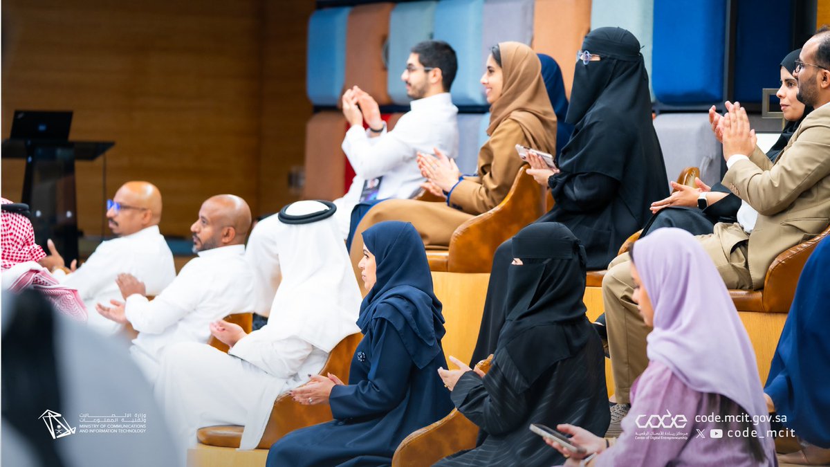 CODE_MCIT's tweet image. ختام #CODEAI غير ! 
تجارب وقصص وعروض لشركات ناشئة تفتح الأبواب لأفكار جديدة وفرص مميزة في عالم الذكاء الاصطناعي 🦾💫
