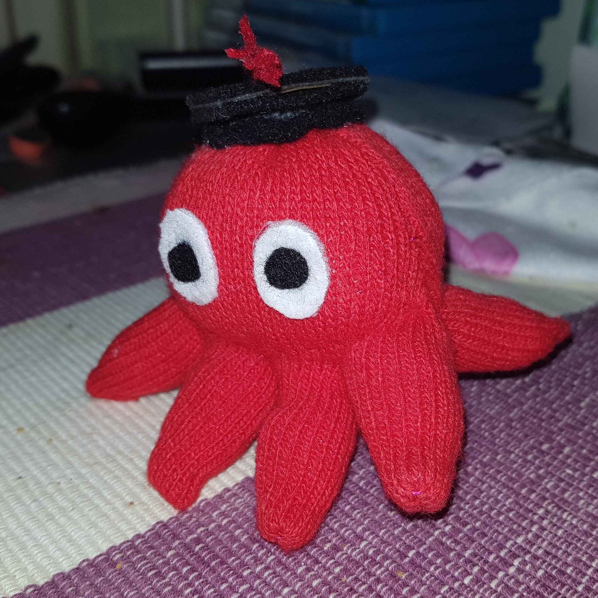 AnarackWStudios's tweet image. You guys gotta check this out.
My mum just brought me a custom made Otto plushie she made for me out of a pair of gloves, and i love it.
I love it so much i knew i had to share it.
#fatalerrorsweep