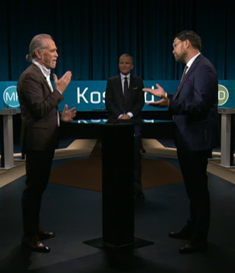 fredthinking's tweet image. Lägg märke till hur Anders Holmberg står som om han mäklat fred, och Jimmie Åkesson ser ut som om han fått ett miljöpartistiskt uppvaknande:

#svpol #agenda #pldebatt