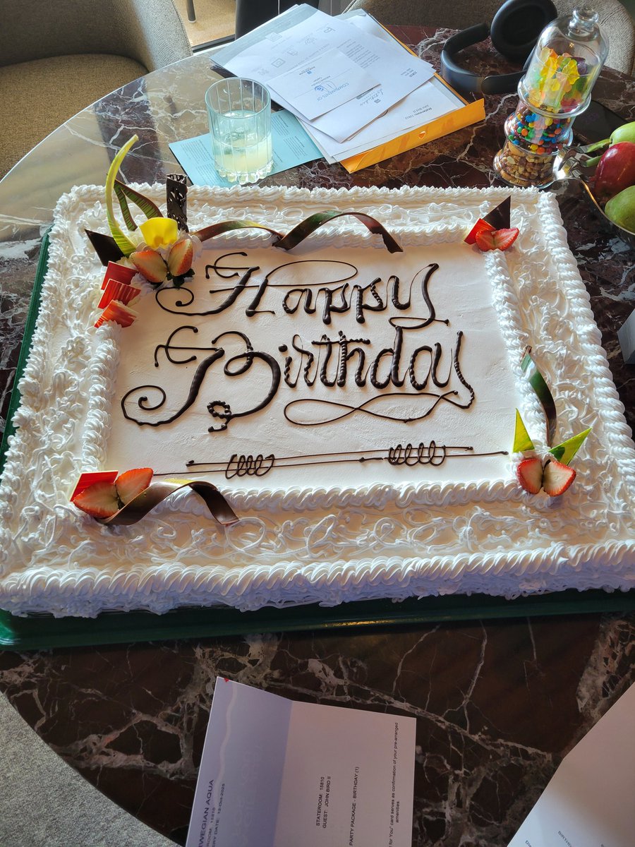 The crew gave me a birthday cake 😊